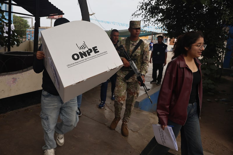 Funcionarios electorales acompañados por un miembro del ejército en un centro de votación durante la segunda vuelta de las elecciones en Lima, el 7 de junio. Fotógrafo: Sebastian Castaneda/Bloomberg Funcionarios electorales acompañados por un miembro del ejército en un centro de votación durante la segunda vuelta de las elecciones en Lima, el 7 de junio. Fotógrafo: Sebastian Castaneda/Bloomberg