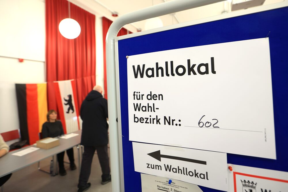 Germans Vote In Snap General Election Germans Vote In Snap General Election