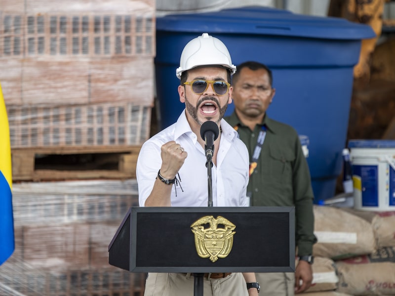 Abelardo de la Espriella, Colombia's president, speaks to families affected by the August 10th earthquake in Buenaventura, Valle del Cauca, Colombia, on Monday, Aug. 24, 2026. Colombia declared a 30-day economic emergency to tackle the fallout from a devastating earthquake, adding new spending pressures as the country grapples with one of the most fragile fiscal outlooks in its history. Photographer: Jair F. Coll/Bloomberg Abelardo de la Espriella, Colombia's president, speaks to families affected by the August 10th earthquake in Buenaventura, Valle del Cauca, Colombia, on Monday, Aug. 24, 2026. Colombia declared a 30-day economic emergency to tackle the fallout from a devastating earthquake, adding new spending pressures as the country grapples with one of the most fragile fiscal outlooks in its history. Photographer: Jair F. Coll/Bloomberg