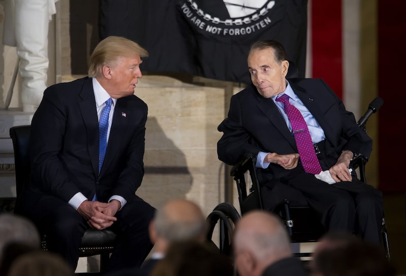 El entonces presidente Donald Trump, a la izquierda, habla con Bob Dole durante una ceremonia en el Capitolio de Estados Unidos en 2018. El entonces presidente Donald Trump, a la izquierda, habla con Bob Dole durante una ceremonia en el Capitolio de Estados Unidos en 2018.