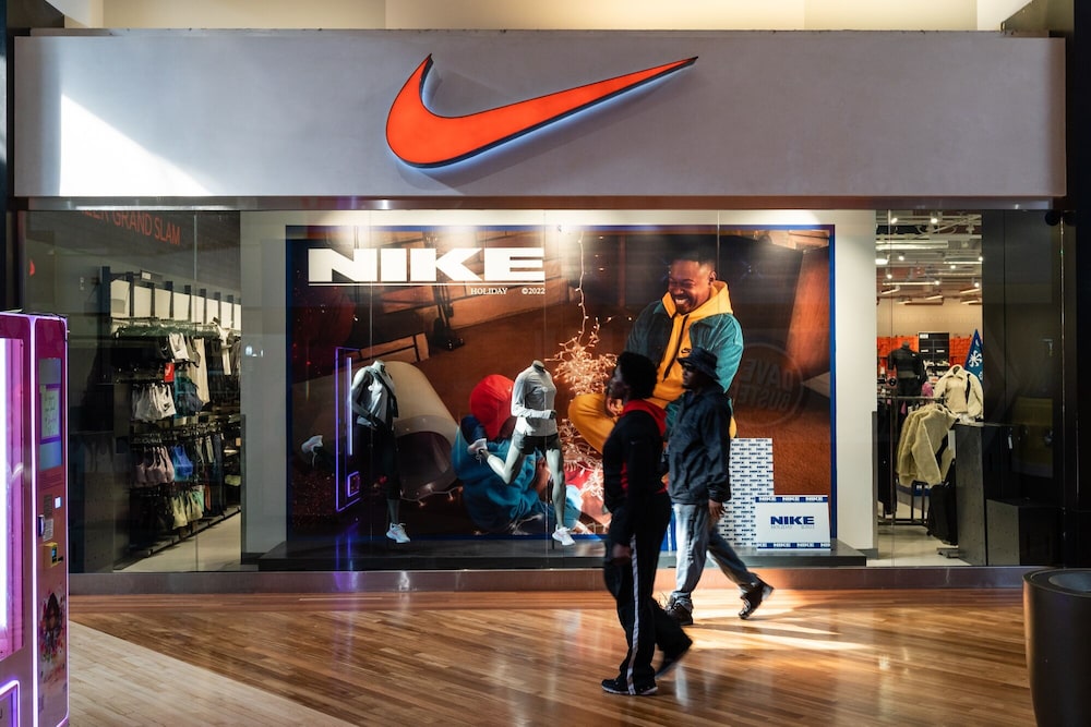 Cartelería en el exterior de una tienda Nike Factory Store en Anne Arundel, Maryland, EE.UU. Cartelería en el exterior de una tienda Nike Factory Store en Anne Arundel, Maryland, EE.UU.