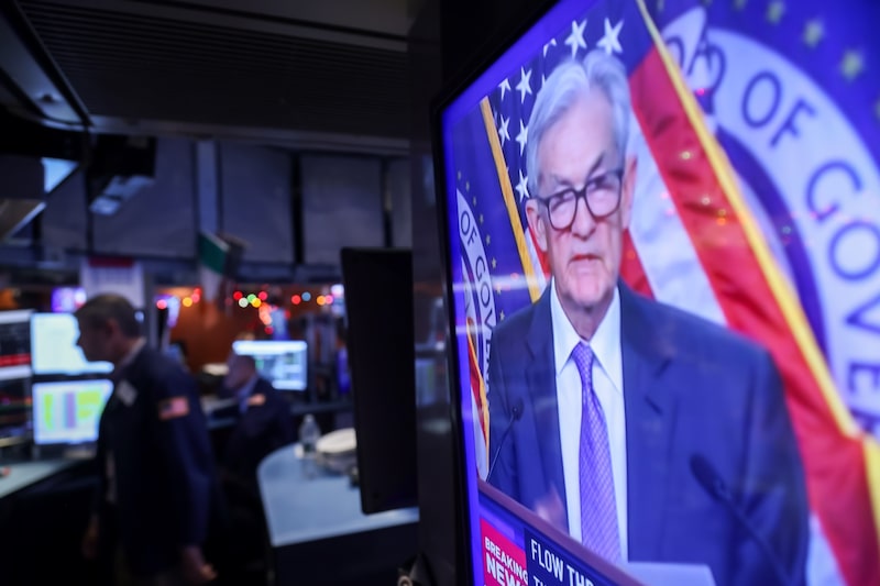 Una cadena de televisión retransmite las declaraciones de Jerome Powell tras una reunión del Comité Federal de Mercado Abierto en la Bolsa de Nueva York el 10 de diciembre.
Fotógrafo: Michael Nagle/Bloomberg Una cadena de televisión retransmite las declaraciones de Jerome Powell tras una reunión del Comité Federal de Mercado Abierto en la Bolsa de Nueva York el 10 de diciembre.
Fotógrafo: Michael Nagle/Bloomberg