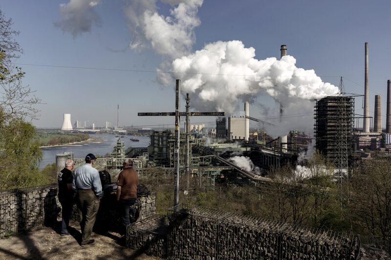 La AfD, por el contrario, promete defender el modo de vida tradicional de Alemania expulsando a cientos de miles de inmigrantes indocumentados y retirándose de la Unión Europea. La AfD, por el contrario, promete defender el modo de vida tradicional de Alemania expulsando a cientos de miles de inmigrantes indocumentados y retirándose de la Unión Europea.