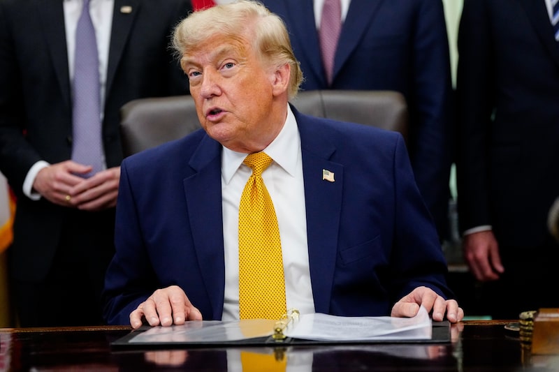 Donald Trump participa en una ceremonia de firma de documentos en el Despacho Oval de la Casa Blanca. Donald Trump participa en una ceremonia de firma de documentos en el Despacho Oval de la Casa Blanca.