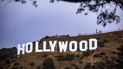 Roteiristas de Hollywood entram em greve e pedem salários mais altos no streaming Roteiristas de Hollywood entram em greve e pedem salários mais altos no streaming