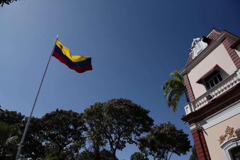 En una imagen referencial, la bandera venezolana ondea en el Palacio de Miraflores en Caracas. En una imagen referencial, la bandera venezolana ondea en el Palacio de Miraflores en Caracas.
