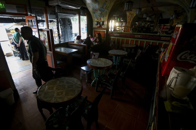 Un grupo de personas charla en un restaurante durante un apagón masivo en Viña del Mar, Chile, el 25 de febrero. Un grupo de personas charla en un restaurante durante un apagón masivo en Viña del Mar, Chile, el 25 de febrero.