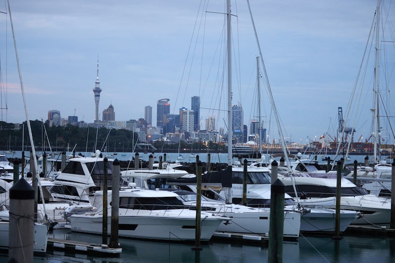 Yates amarrados a un muelle con el horizonte de la ciudad de Auckland, Nueva Zelanda, como telón de fondo. Fotógrafo: Brendon O'Hagan/Bloomberg. Yates amarrados a un muelle con el horizonte de la ciudad de Auckland, Nueva Zelanda, como telón de fondo. Fotógrafo: Brendon O'Hagan/Bloomberg.