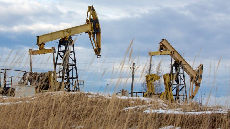 Imagen de un campo petrolero Imagen de un campo petrolero