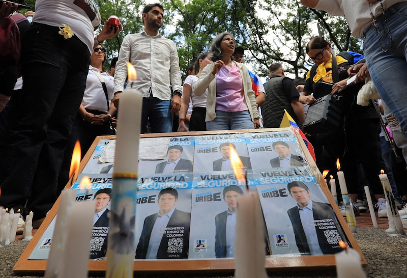 Esposa de Uribes pediu que as pessoas rezem pelo o seu marido, em estado crítico no hospital de Bogotá Esposa de Uribes pediu que as pessoas rezem pelo o seu marido, em estado crítico no hospital de Bogotá