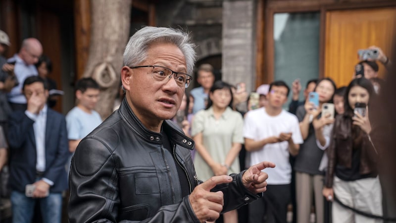 CEO da Nvidia diz ignorar taxa sobre ricos da Califórnia que pode lhe custar US$ 7 bi CEO da Nvidia diz ignorar taxa sobre ricos da Califórnia que pode lhe custar US$ 7 bi