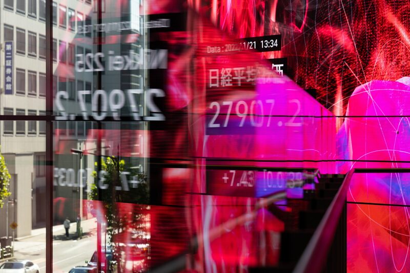 Un tablero electrónico de acciones dentro del edificio Kabuto One en Tokio, Japón, el lunes 21 de noviembre de 2022. Fotógrafo: SeongJoon Cho/Bloomberg Un tablero electrónico de acciones dentro del edificio Kabuto One en Tokio, Japón, el lunes 21 de noviembre de 2022. Fotógrafo: SeongJoon Cho/Bloomberg