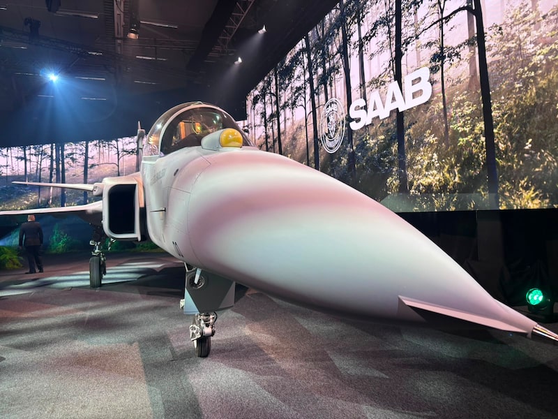 Saab apresenta Gripen F, caça biposto desenvolvido com participação brasileira Saab apresenta Gripen F, caça biposto desenvolvido com participação brasileira