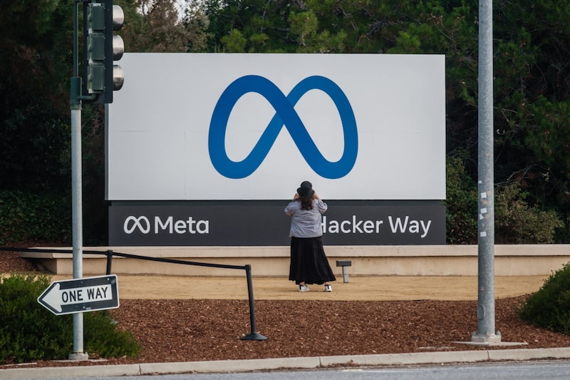Un visitante toma fotografías de la señalización de Meta Platforms fuera de la sede de la compañía en Menlo Park, California, Estados Unidos, el viernes 29 de octubre de 2021. Un visitante toma fotografías de la señalización de Meta Platforms fuera de la sede de la compañía en Menlo Park, California, Estados Unidos, el viernes 29 de octubre de 2021.