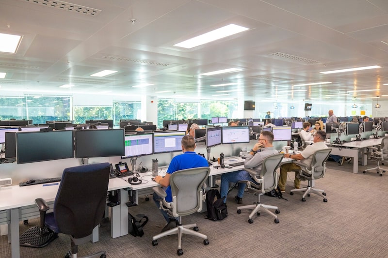 El personal administrativo trabaja con ordenadores en las oficinas de JPMorgan Chase & Co en Bournemouth, Dorset, el lunes 8 de agosto de 2022. El personal administrativo trabaja con ordenadores en las oficinas de JPMorgan Chase & Co en Bournemouth, Dorset, el lunes 8 de agosto de 2022.