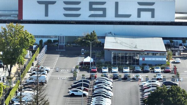 Tesla aumenta el salario de los trabajadores de sus fábricas en Estados Unidos Tesla aumenta el salario de los trabajadores de sus fábricas en Estados Unidos
