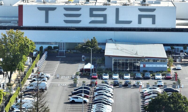 Tesla aumenta el salario de los trabajadores de sus fábricas en Estados Unidos Tesla aumenta el salario de los trabajadores de sus fábricas en Estados Unidos