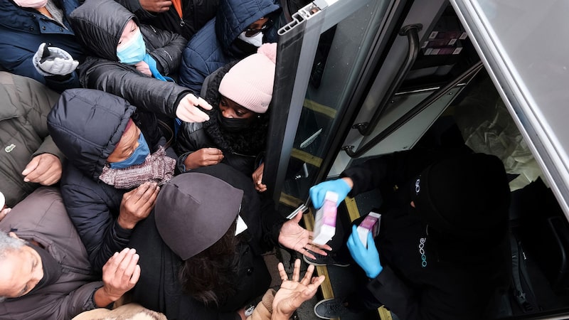 Personas intentan recibir los kits de pruebas de Covid-19 en Brooklyn, el 24 de diciembre. Personas intentan recibir los kits de pruebas de Covid-19 en Brooklyn, el 24 de diciembre.