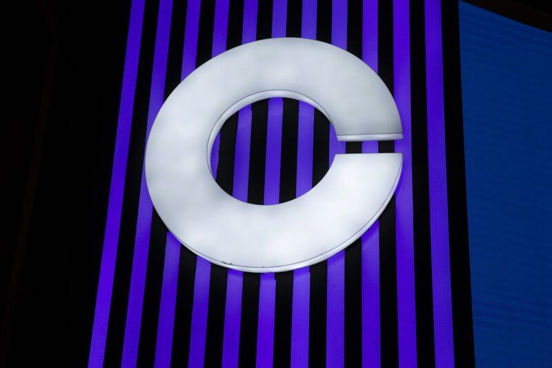 Un logotipo de la empresa en el evento de Coinbase Global Inc. en Bengaluru, India, el jueves 7 de abril de 2022. Fotógrafo: Samyukta Lakshmi/Bloomberg Un logotipo de la empresa en el evento de Coinbase Global Inc. en Bengaluru, India, el jueves 7 de abril de 2022. Fotógrafo: Samyukta Lakshmi/Bloomberg