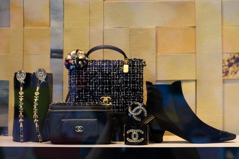 La firma francesa Chanel tiene en su catálogo productos asequibles cuyos costos iniciar en los US$30. Esto productos se ubican en la categoría de belleza. En la imagen se aprecia una vitrina con productos de Chanel SA en el centro comercial Avenuel en Seúl, Corea del Sur. La firma francesa Chanel tiene en su catálogo productos asequibles cuyos costos iniciar en los US$30. Esto productos se ubican en la categoría de belleza. En la imagen se aprecia una vitrina con productos de Chanel SA en el centro comercial Avenuel en Seúl, Corea del Sur.