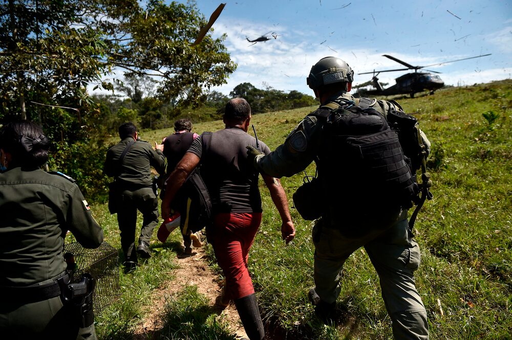 Policía colombiana detiene a presuntos deforestadores durante la campaña Artemisa en 2020.Fotógrafo: Raúl Arboleda / AFP / Getty Images Policía colombiana detiene a presuntos deforestadores durante la campaña Artemisa en 2020.Fotógrafo: Raúl Arboleda / AFP / Getty Images