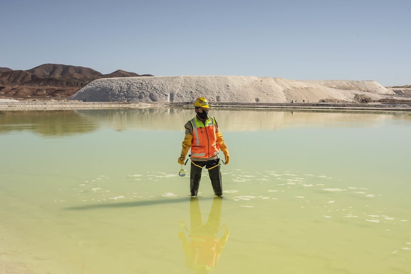Un trabajador toma muestras en una operación de litio en Calama, región de Antofagasta, Chile. Fotógrafo: Cristóbal Olivares/Bloomberg Un trabajador toma muestras en una operación de litio en Calama, región de Antofagasta, Chile. Fotógrafo: Cristóbal Olivares/Bloomberg