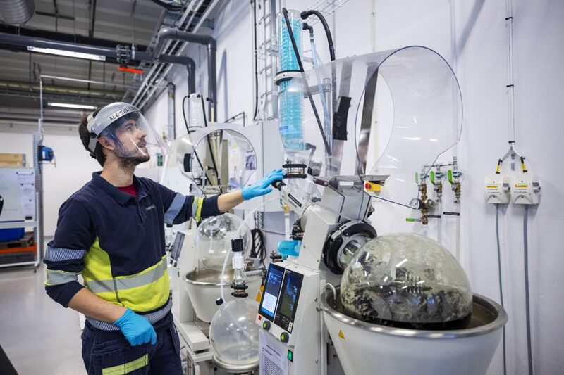 Un trabajador opera una máquina cristalizadora en el centro de investigación y desarrollo de NorthVolt AB Labs en Vasteras, Suecia, el martes 15 de febrero de 2022. L Un trabajador opera una máquina cristalizadora en el centro de investigación y desarrollo de NorthVolt AB Labs en Vasteras, Suecia, el martes 15 de febrero de 2022. L