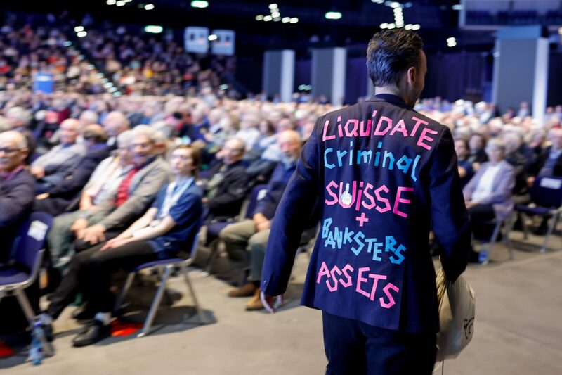 Um manifestante na reunião geral anual do Credit Suisse em Zurique, Suíça, nesta terça-feira (4) Um manifestante na reunião geral anual do Credit Suisse em Zurique, Suíça, nesta terça-feira (4)