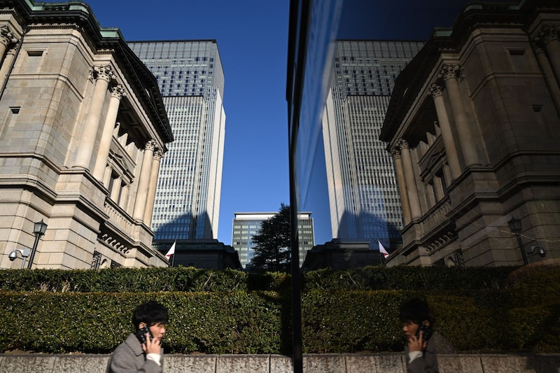 La sede del Banco de Japón reflejada en una cabina telefónica en Tokio, Japón. La sede del Banco de Japón reflejada en una cabina telefónica en Tokio, Japón.