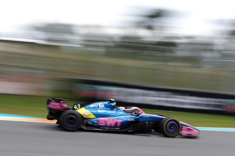 El Mercedes Alpine F1 A526 en pista durante el Gran Premio de Fórmula 1 de Miami, el 3 de mayo. Foto: Clive Mason/Getty Images El Mercedes Alpine F1 A526 en pista durante el Gran Premio de Fórmula 1 de Miami, el 3 de mayo. Foto: Clive Mason/Getty Images