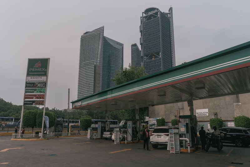 Una estación de gasolina de la empresa estatal Petróleos Mexicanos (PEMEX) en la Ciudad de México, México. Una estación de gasolina de la empresa estatal Petróleos Mexicanos (PEMEX) en la Ciudad de México, México.