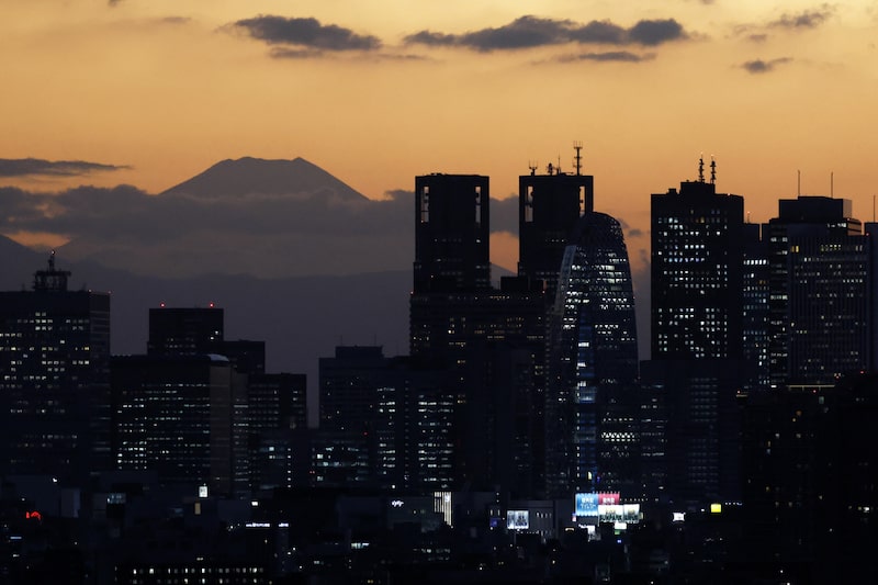 El monte Fuji y el horizonte de Shinjuku al atardecer en Tokio. Fotógrafo: Kiyoshi Ota/Bloomberg. El monte Fuji y el horizonte de Shinjuku al atardecer en Tokio. Fotógrafo: Kiyoshi Ota/Bloomberg.