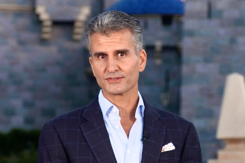 Dirige la división de complejos turísticos de Disney. Dirige la división de complejos turísticos de Disney.