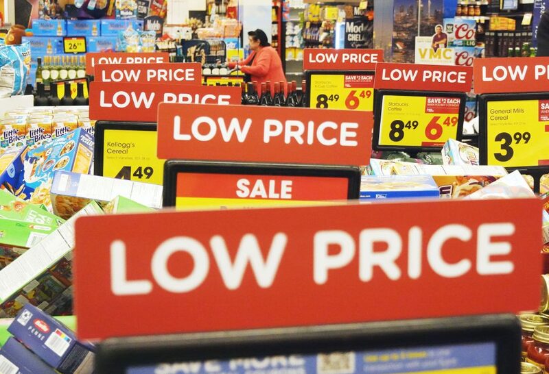Carteles de precios bajaos en un alamacén en EE.UU. Carteles de precios bajaos en un alamacén en EE.UU.
