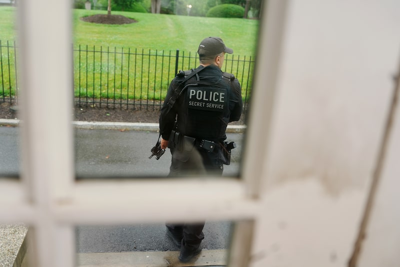Incidente ocorreu próximo à Pennsylvania Avenue; repórteres foram retirados às pressas do gramado da Casa Branca. Incidente ocorreu próximo à Pennsylvania Avenue; repórteres foram retirados às pressas do gramado da Casa Branca.