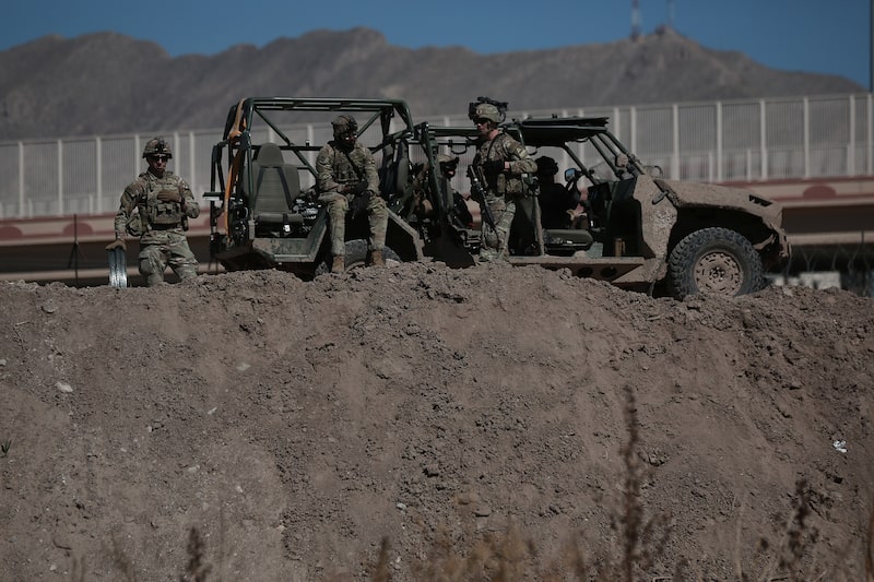 Miembros del ejército estadounidense supervisan e instalan vallas de alambre de púas a lo largo del río Grande tras la suspensión de los vuelos en El Paso, Texas, el 11 de febrero de 2026, en Ciudad Juárez, México. Miembros del ejército estadounidense supervisan e instalan vallas de alambre de púas a lo largo del río Grande tras la suspensión de los vuelos en El Paso, Texas, el 11 de febrero de 2026, en Ciudad Juárez, México.