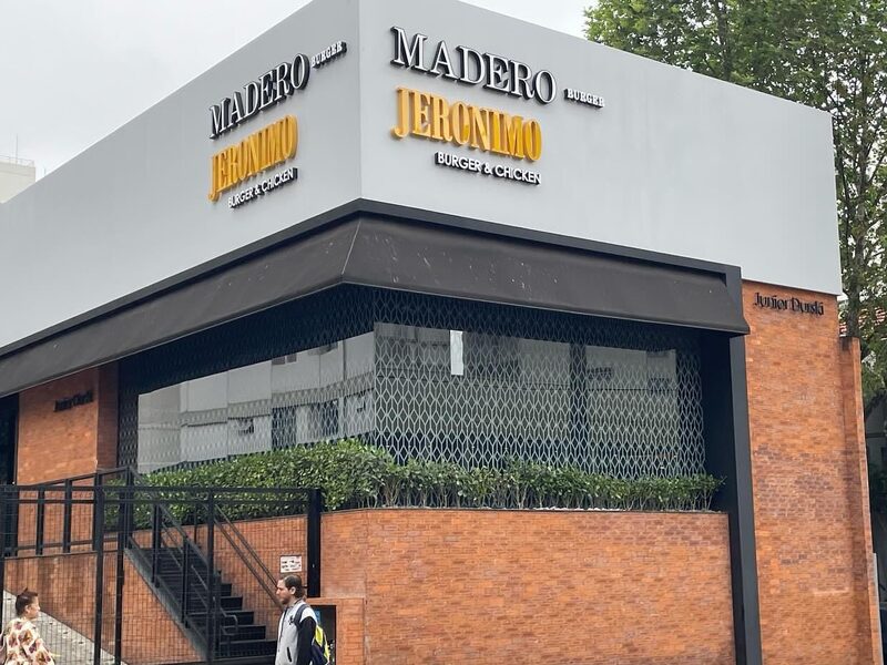 Unidade de operação híbrida do Madero e Jeronino na Oscar Freire Unidade de operação híbrida do Madero e Jeronino na Oscar Freire