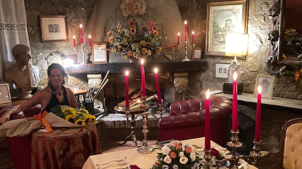 Este exclusivo restaurante italiano solo tiene una mesa para dos Este exclusivo restaurante italiano solo tiene una mesa para dos