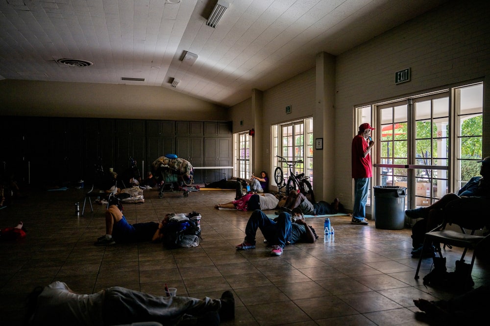 Residentes de Phoenix se refrescan en el refugio de la Primera Iglesia Congregacional Unida de Cristo durante una ola de calor en julio de 2023. Una racha récord de 31 días de temperaturas máximas iguales o superiores a 110°F. Fotógrafo: Brandon Bell/Getty Images Residentes de Phoenix se refrescan en el refugio de la Primera Iglesia Congregacional Unida de Cristo durante una ola de calor en julio de 2023. Una racha récord de 31 días de temperaturas máximas iguales o superiores a 110°F. Fotógrafo: Brandon Bell/Getty Images