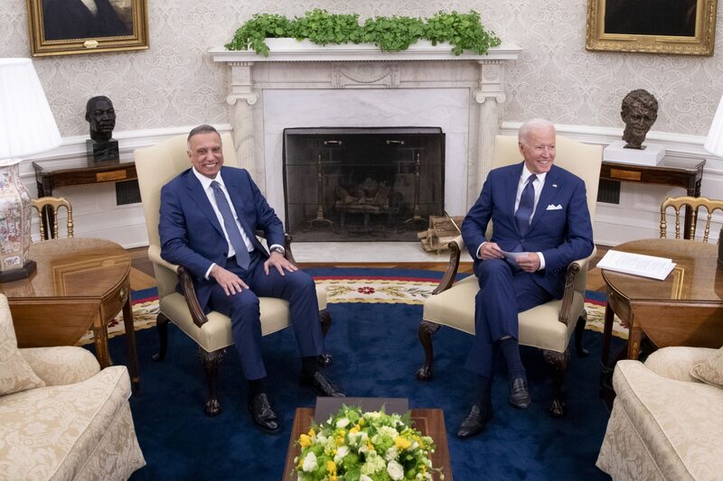 El presidente de Estados Unidos, Joe Biden, a la derecha, se reúne con Mustafa Al-Kadhimi, primer ministro de Irak, en el Despacho Oval de la Casa Blanca en Washington, D.C., Estados Unidos, el lunes 26 de julio de 2021. Biden y Al-Kadhimi tienen previsto anunciar que la misión de combate estadounidense en Irak terminará a finales de año, aunque se espera que Estados Unidos siga teniendo presencia militar sobre el terreno. Fotógrafo: Tom Brenner/The New York Times/Bloomberg El presidente de Estados Unidos, Joe Biden, a la derecha, se reúne con Mustafa Al-Kadhimi, primer ministro de Irak, en el Despacho Oval de la Casa Blanca en Washington, D.C., Estados Unidos, el lunes 26 de julio de 2021. Biden y Al-Kadhimi tienen previsto anunciar que la misión de combate estadounidense en Irak terminará a finales de año, aunque se espera que Estados Unidos siga teniendo presencia militar sobre el terreno. Fotógrafo: Tom Brenner/The New York Times/Bloomberg