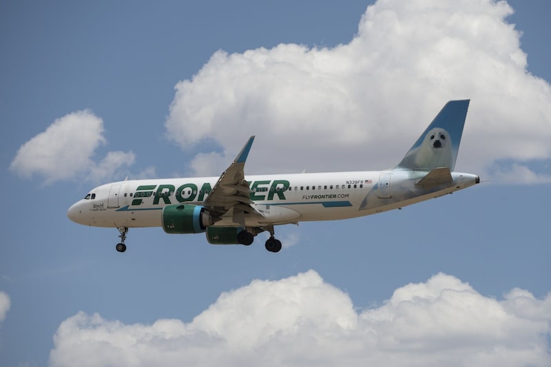 Un vuelo de Frontier Airlines se prepara para aterrizar en el Aeropuerto Internacional de Denver, en Denver (Colorado, EE. UU.). Un vuelo de Frontier Airlines se prepara para aterrizar en el Aeropuerto Internacional de Denver, en Denver (Colorado, EE. UU.).