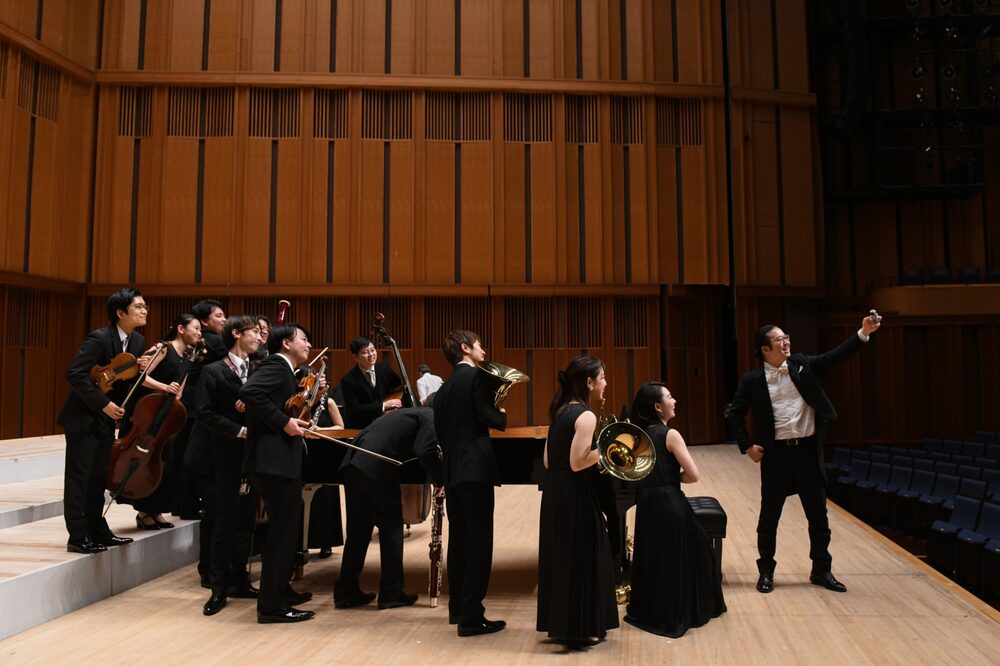 Sorita con los músicos de la JNO después del concierto. Su objetivo final es fundar una academia musical. Fotógrafo: Noriko Hayashi/Bloomberg Sorita con los músicos de la JNO después del concierto. Su objetivo final es fundar una academia musical. Fotógrafo: Noriko Hayashi/Bloomberg