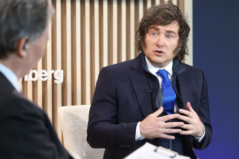 Javier Milei em entrevista à Bloomberg News durante o Fórum Econômico Mundial em Davos: 'Se você observar o peso da China no mundo, entenderá que tenho de negociar com a China' (Foto: Chris Ratcliffe/Bloomberg) Javier Milei em entrevista à Bloomberg News durante o Fórum Econômico Mundial em Davos: 'Se você observar o peso da China no mundo, entenderá que tenho de negociar com a China' (Foto: Chris Ratcliffe/Bloomberg)