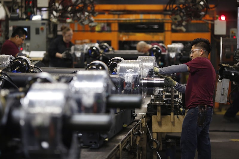 La producción industrial en general, que también incluye minas y servicios públicos, subió un 0,7%. La producción industrial en general, que también incluye minas y servicios públicos, subió un 0,7%.