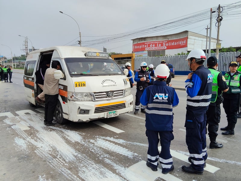 En una imagen referencial, personal de la ATU fiscaliza el transporte público en los balnearios de Lima y Callao, el 4 de enero de 2026. En una imagen referencial, personal de la ATU fiscaliza el transporte público en los balnearios de Lima y Callao, el 4 de enero de 2026.
