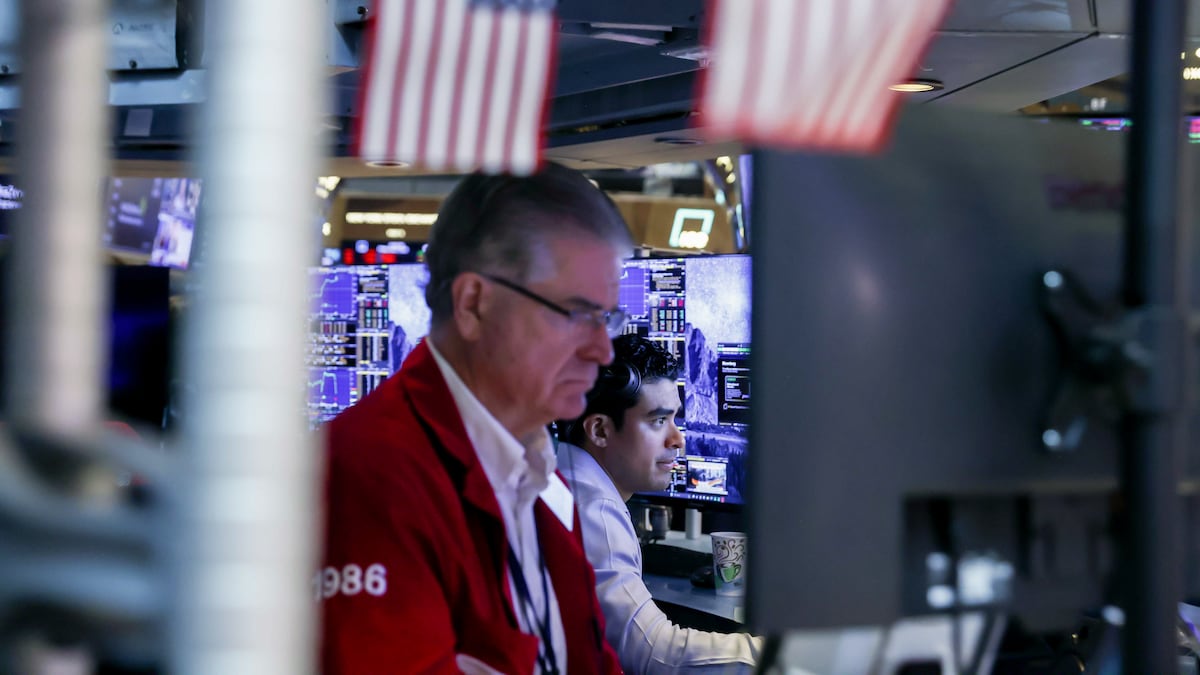 Wall Street cae con el petróleo a US$100, mientras el mercado sigue los lanzamientos de Apple