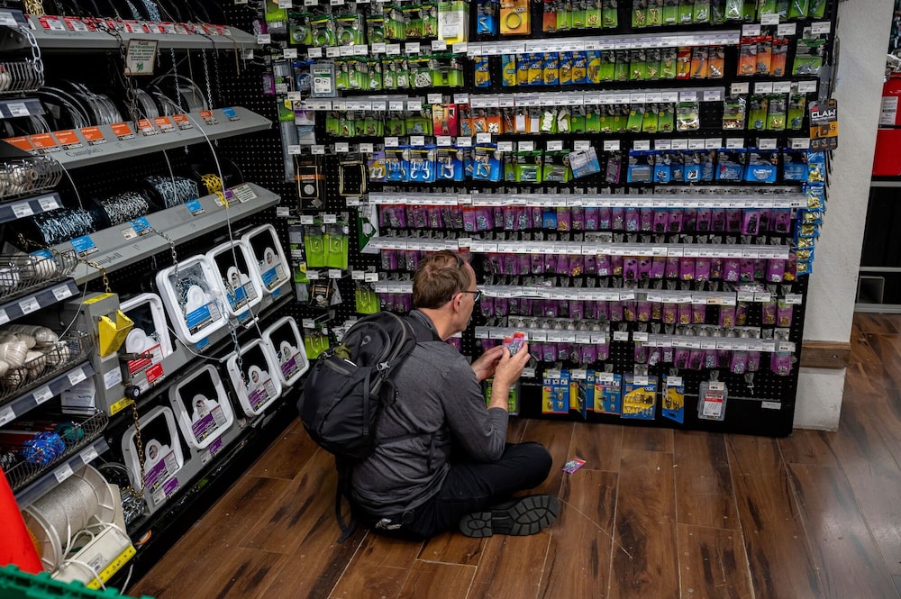 Un cliente compra clavos en una ferretería en San Francisco, California, EE.UU. Un cliente compra clavos en una ferretería en San Francisco, California, EE.UU.
