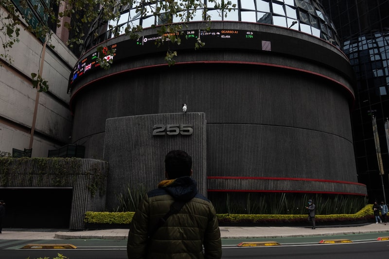 Actinver advierte que “las empresas están absorbiendo el costo de los aranceles, lo que eleva el riesgo de que más adelante se pudieran transmitir hacia los consumidores”. Actinver advierte que “las empresas están absorbiendo el costo de los aranceles, lo que eleva el riesgo de que más adelante se pudieran transmitir hacia los consumidores”.