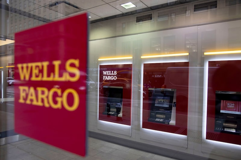 Esas decisiones perjudicaron las calificaciones crediticias de los clientes y dañaron la confianza de estos en el sistema bancario. Esas decisiones perjudicaron las calificaciones crediticias de los clientes y dañaron la confianza de estos en el sistema bancario.