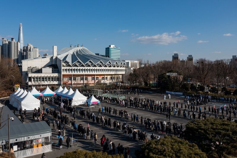 Uma estação de testes Covid-19 fora do Estádio Olímpico de Seul Uma estação de testes Covid-19 fora do Estádio Olímpico de Seul